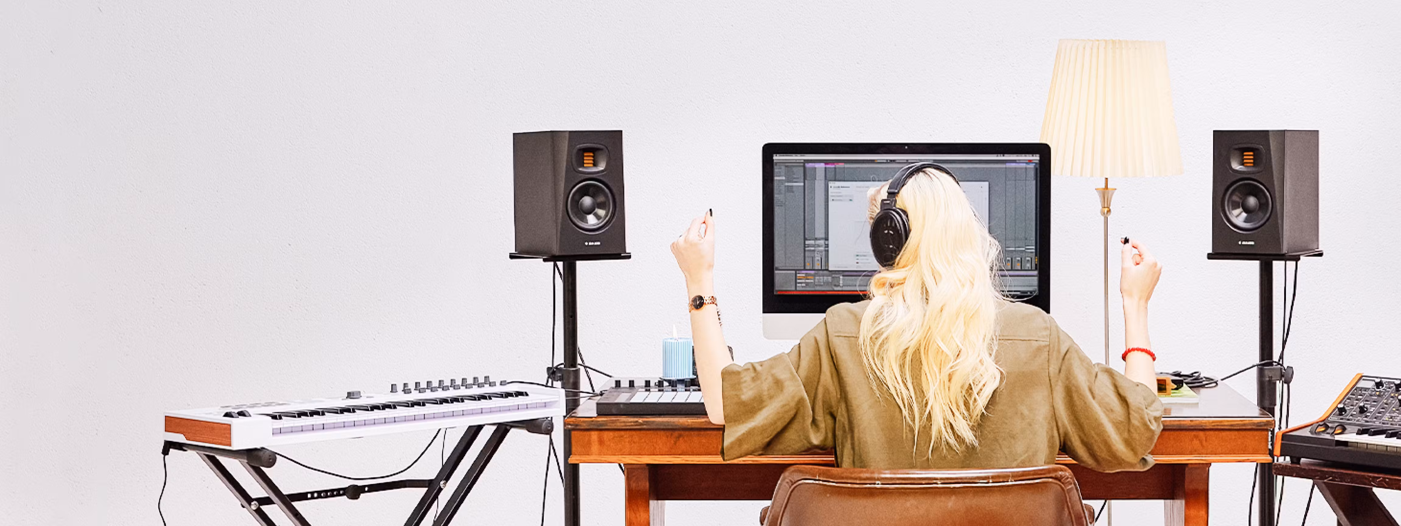 Soundid Reference Girl With Headphones